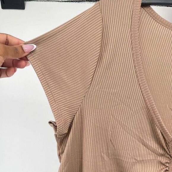 Jolie & Joy Women’s Tan V-Neck Ruched Front Ribbed Cropped Short Sleeve Tee 3X - Picture 3 of 8